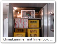 Klimakammer mit Innenbox für spezielle Luftfeuchte
Ein Fühler ES überwacht und dokumentiert die Temperatur und Feuchte in einer Klimakammer mit Innenbox.
