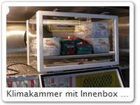 Klimakammer mit Innenbox für spezielle Luftfeuchte, Detail
Ein Fühler ES überwacht und dokumentiert die Temperatur und Feuchte in einer Klimakammer mit Innenbox, Detail
